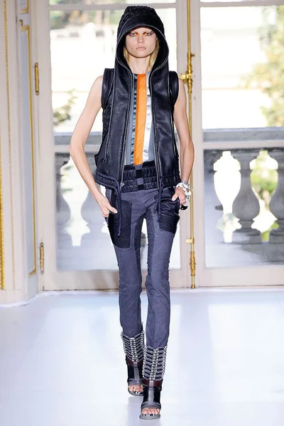 Look 3